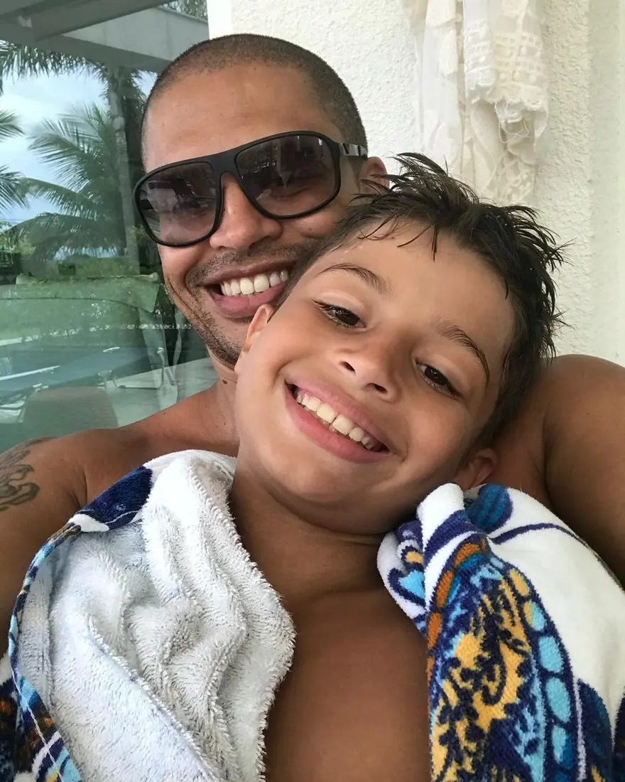 Alex de Souza ve oğlu Felipe'nin benzerliği (İkiz gibi görünen ünlü babalar ve oğulları) 2