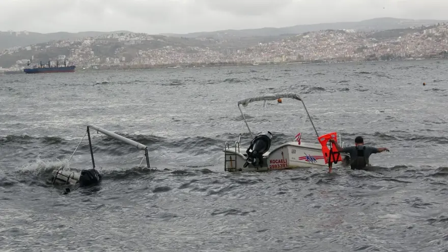 Kocaeli’de sağanak ve fırtına: Tekneler teker teker battı 