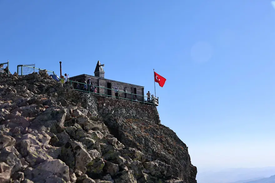 En iyi zirvelerden biri: Deniz seviyesinden 3 bin 200 metre yükseklikte 6