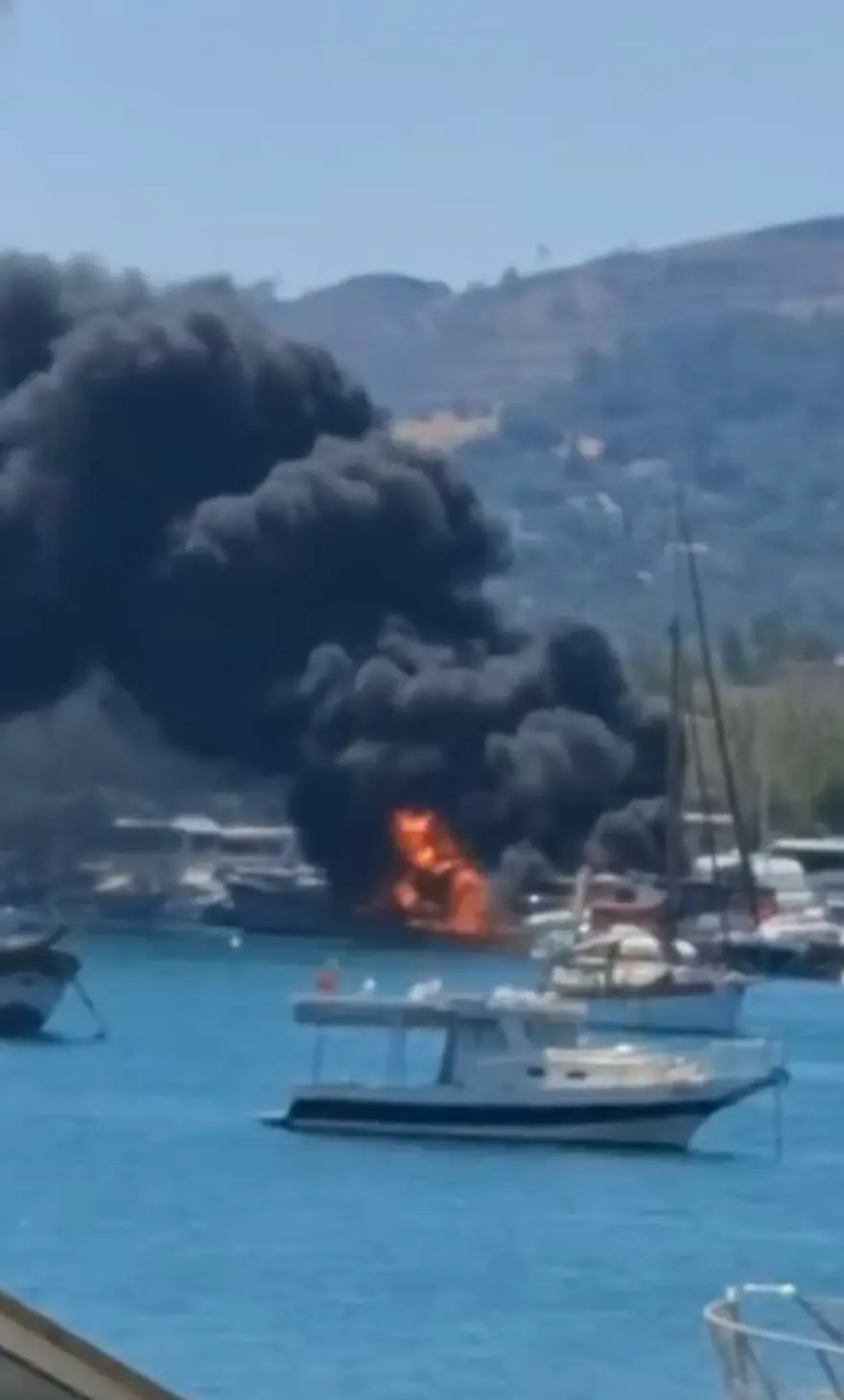 İzmir Urla'da tekne yangını: Kara dumanlar gökyüzünü kapladı 