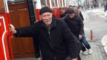 Bozulan tramvayı yolcular itti