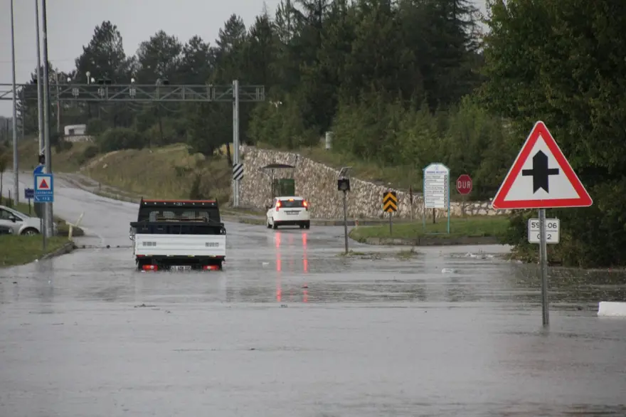 Kütahya Domaniç'i dolu ve sel vurdu 