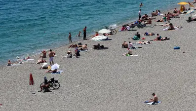 Hava sıcaklığı 24 dereceyi bulunca soluğu sahilde aldılar