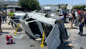 Aydın'da kaza: Otomobil yan yattı, polis TIR'ın peşinde Aydın'da kaza: Otomobil yan yattı, polis TIR'ın peşinde