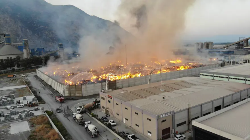 5 gündür yanan Söke'deki kağıt fabrikası kısmen kontrol altında 7 5 gündür yanan Söke'deki kağıt fabrikası kısmen kontrol altında 7