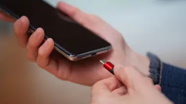 Cep telefonunu uzun süre şarjda bırakanlar dikkat! Yaz aylarında çok sık yaşanıyor