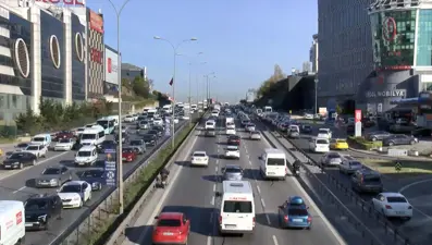 İstanbullu yeni haftaya trafikte başladı: Araçlar adım adım ilerledi