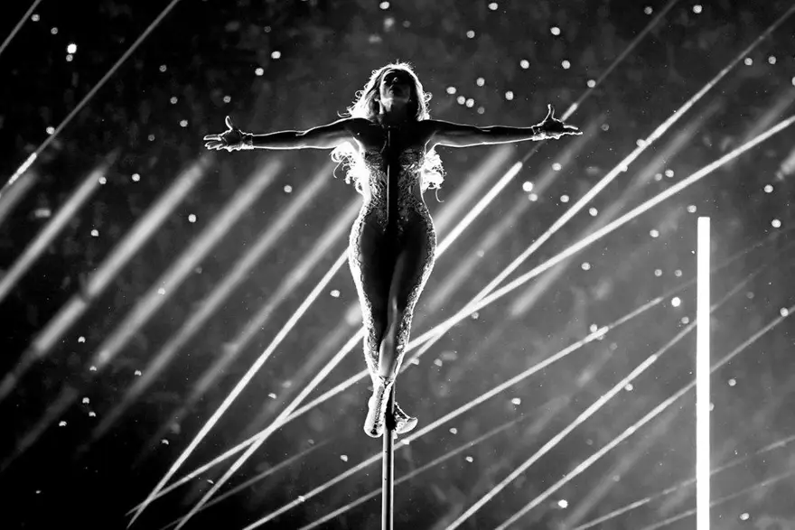 SHAKIRA İLE SAHNEYE ÇIKMAK  İSTEMEDİ 1