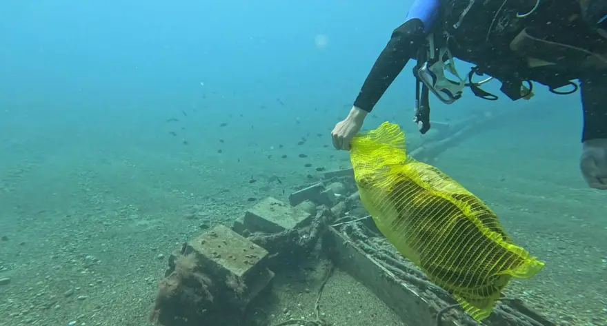 Uzman isim "denizler alarm veriyor" diyor: Torbalar dolusu çöp çıkardılar 