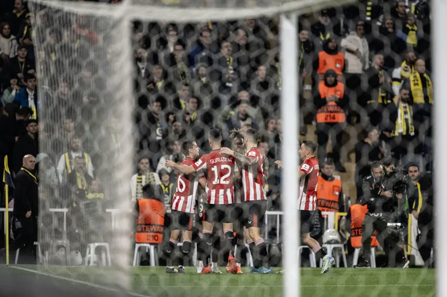 Fenerbahçe Avrupa'da Athletic Bilbao'ya mağlup oldu: Mert Müldür'e kırmızı kart 8 Fenerbahçe Avrupa'da Athletic Bilbao'ya mağlup oldu: Mert Müldür'e kırmızı kart 8