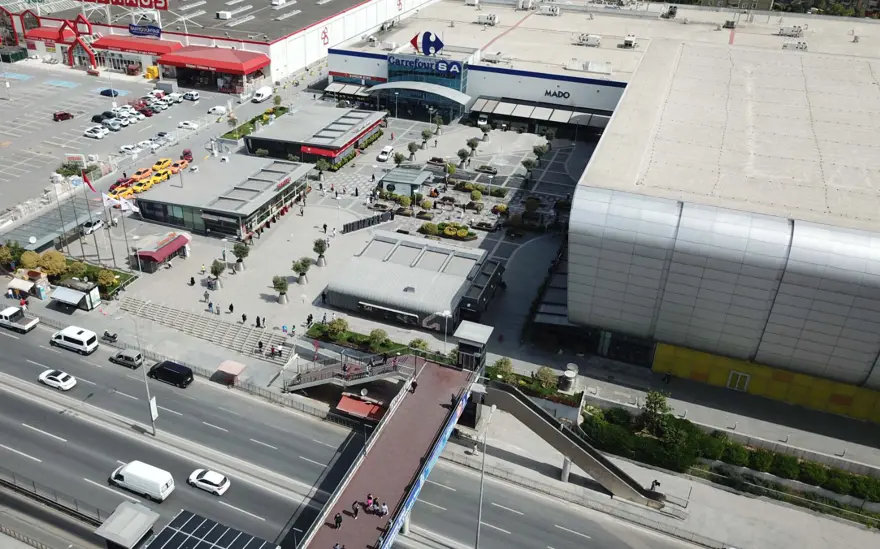 AVM önünde yine uzun kuyruklar oluştu 11 AVM önünde yine uzun kuyruklar oluştu 11