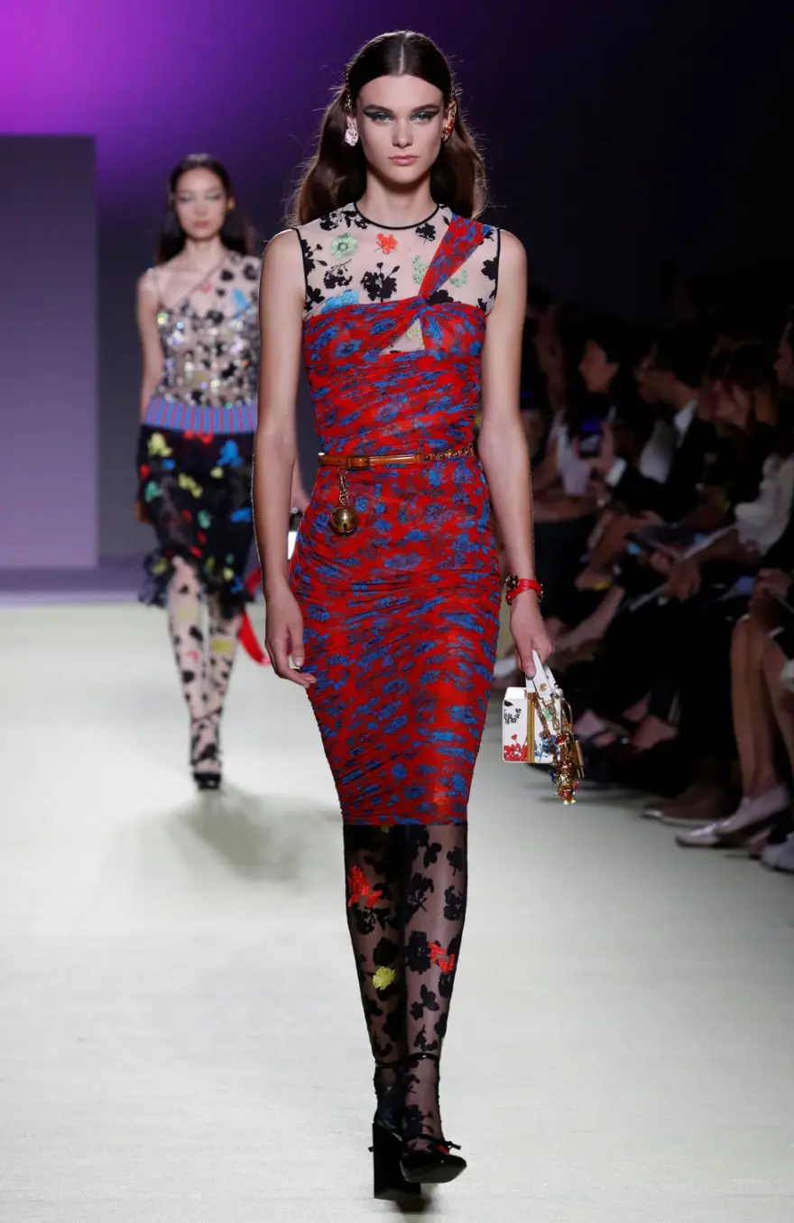 "VERSACE'NİN UZUN DÖNEMDEKİ BAŞARISI İÇİN ÖNEMLİ BİR ADIM" 6 "VERSACE'NİN UZUN DÖNEMDEKİ BAŞARISI İÇİN ÖNEMLİ BİR ADIM" 6