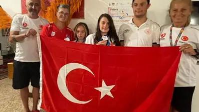 Down sendromlu milli yüzücü Ada İtalya'da dünya rekoru kırdı