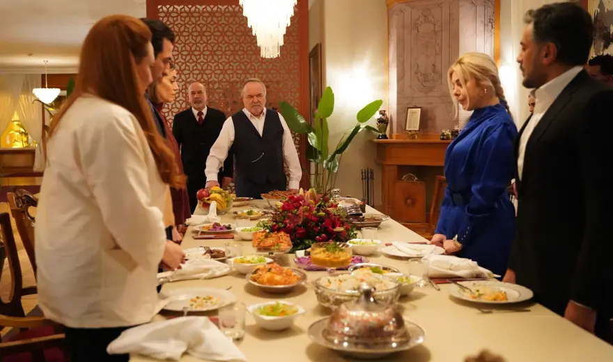 Yalı Çapkını'nda Seyran Ferit'i öptü! 'Bu hikayede yanan Pelin ve Yusuf oldu' 8