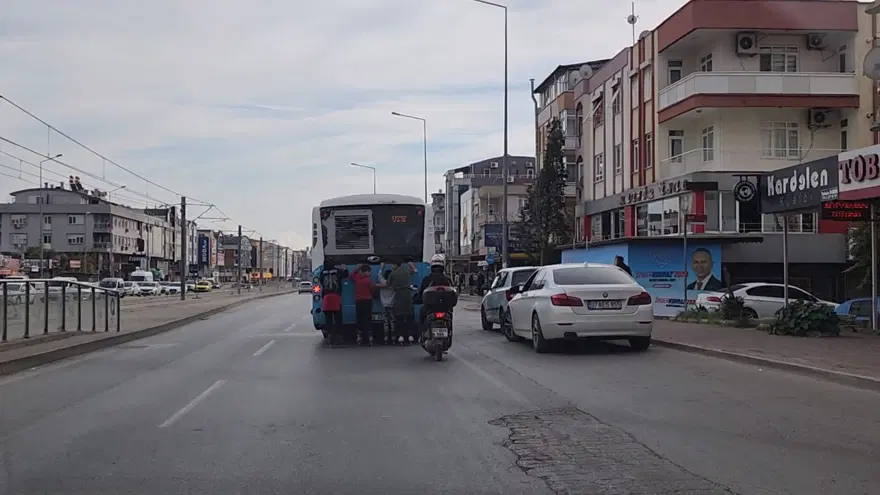 Otobüse tutunan patenli çocukların tehlikeli yolculuğu 5
