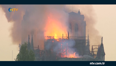 Notre Dame Katedrali'nde yandın söndürüldü (Çatı ve en yüksek kule çöktü)