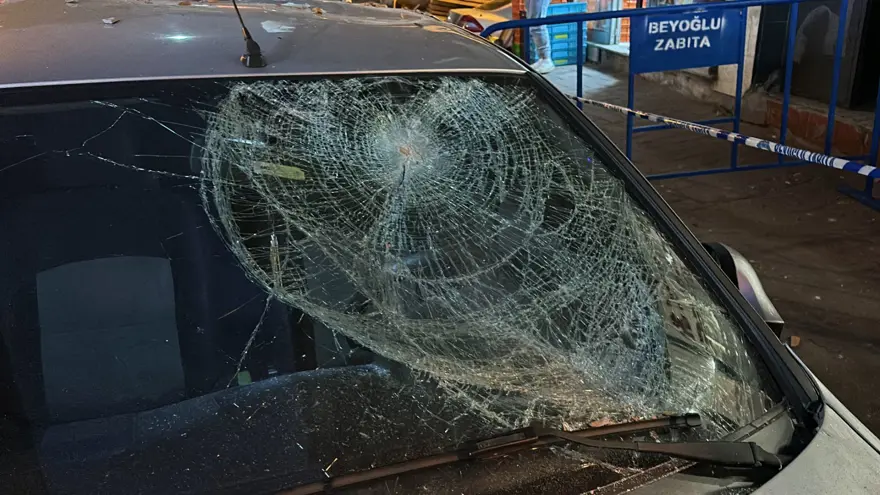 Beyoğlu'nda korku dolu anlar! Balkon duvarı yola çöktü: Saniyelerle kurtuldu 7