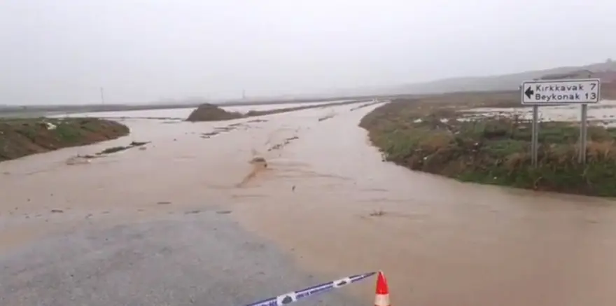 Edirne Uzunköprü'de sağanak: Dereler taştı, yollar ulaşıma kapatıldı 7