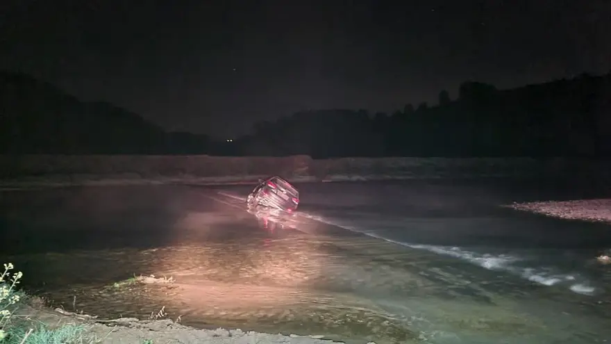 Çaydan karşıdan karşıya geçerken otomobiliyle suya sürüklendi 3