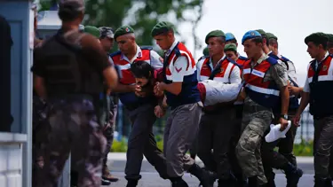 "Suikast timi" sanığı cezaevi aracından inmeyince zorla götürüldü