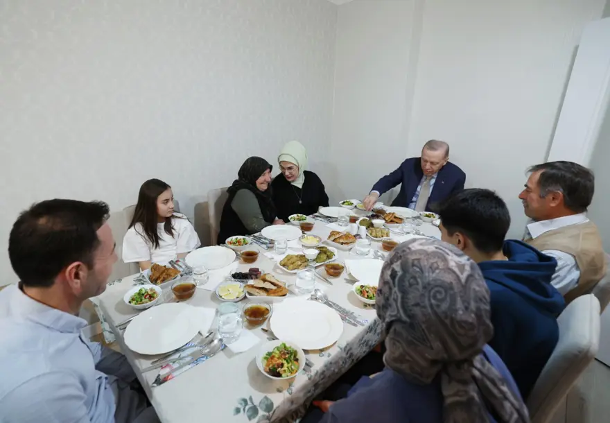 Cumhurbaşkanı Erdoğan, vatandaşın evinde iftar yaptı 2