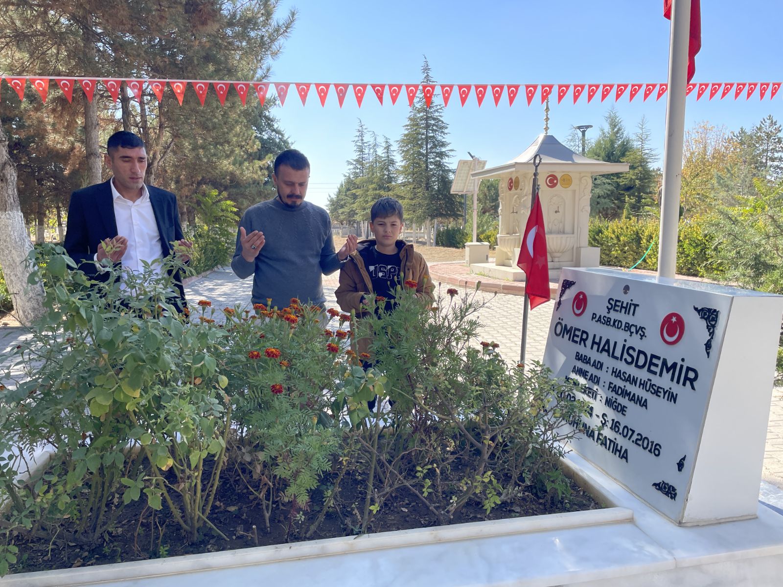 FETÖ elebaşı Gülen'in ölümü sonrası Ömer Halisdemir'in kabrine ziyaretçi akını