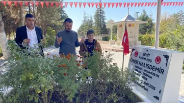 FETÖ elebaşı Gülen'in ölümü sonrası Ömer Halisdemir'in kabrine ziyaretçi akını