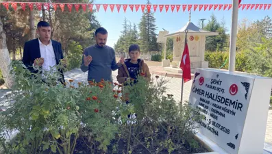 FETÖ elebaşı Gülen'in ölümü sonrası Ömer Halisdemir'in kabrine ziyaretçi akını