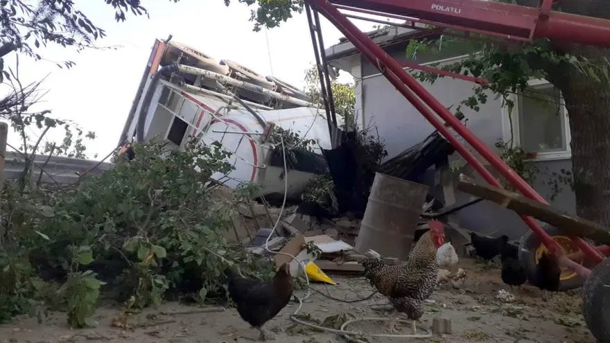 Evlerine tanker çarptı! Deprem sandılar, "Camlar, çerçeveler yerinden oynadı" 2