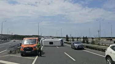 İstanbul Arnavutköy'de servis aracı devrildi