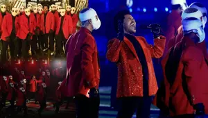 Super Bowl devre arasında The Weeknd'den Günah Şehri temalı performans