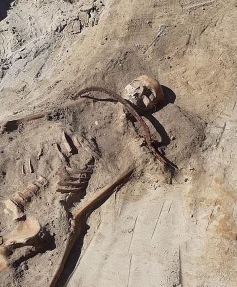 Polonya'da bin yıllık "vampir" mezarı bulundu: Tekrar canlanmasın diye boğazına orak kilidi