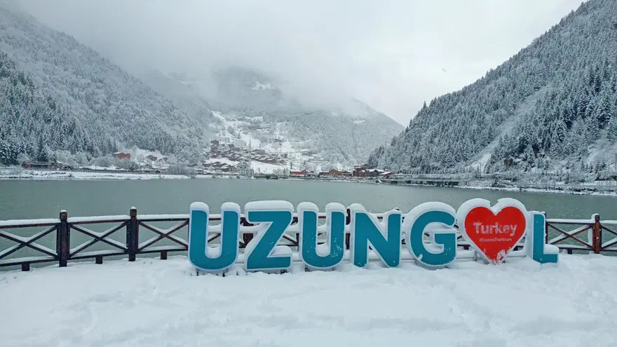 Uzungöl beyaza büründü, seyrine doyumsuz manzaralar oluştu 