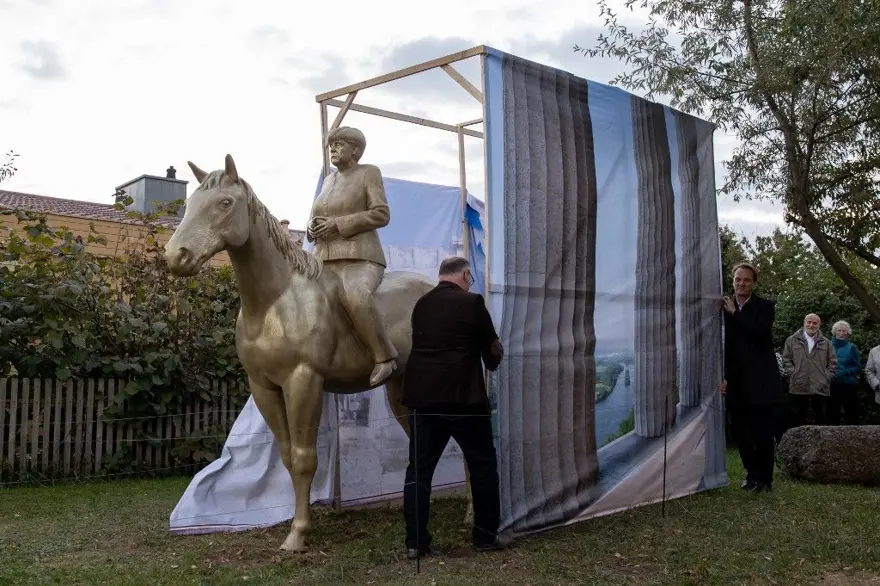 Angela Merkel'i at üstünde tasvir eden dev heykel sergilenmeye başladı 1