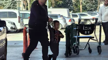 Demir kapıya elini sıkıştıran çocuğun parmağı koptu