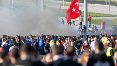 Beşiktaşlı taraftarlar ile Fransız polisi arasında gerginlik