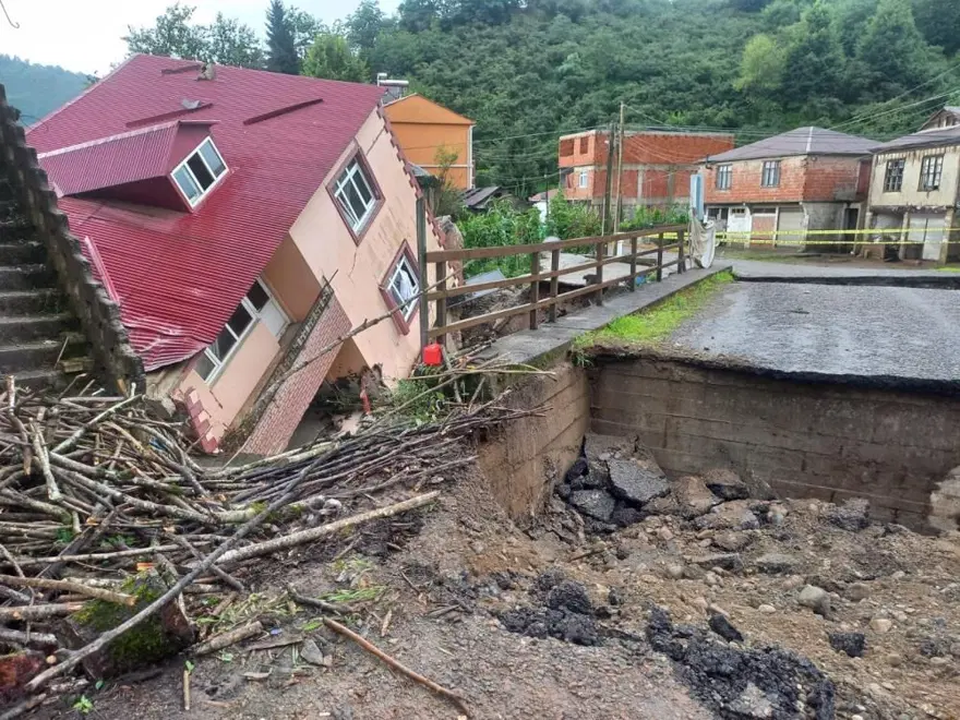 Giresun’u sel vurdu: Karayolu ulaşıma kapandı, bir ev yan yattı 1 Giresun’u sel vurdu: Karayolu ulaşıma kapandı, bir ev yan yattı 1