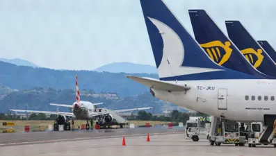 Uçağın motoruna atlayarak intihar etti: Yolcular o anları anlattı