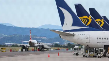 Uçağın motoruna atlayarak intihar etti: Yolcular o anları anlattı