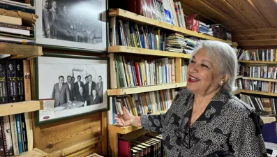 Kütüphaneye dönüştürdüğü ata yadigarı konağın kapılarını kitapseverlere açtı