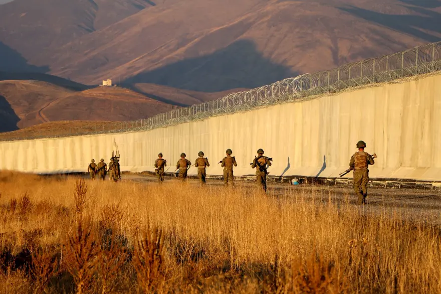 Van-İran sınırına 25 katmanlı güvenlik duvarı!  Yüzde 70'i tamamlandı 11