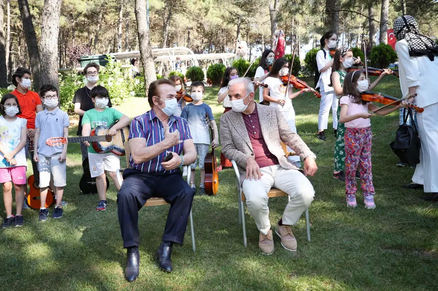Minik müzisyenlerden Orhan Gencebay’a duygulandıran sürpriz 1