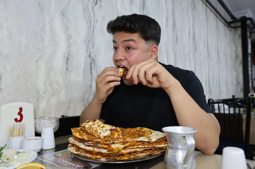 Bir oturuşta 15 lahmacun yiyor: 110 kilo rakipleriyle mücadele ediyor 