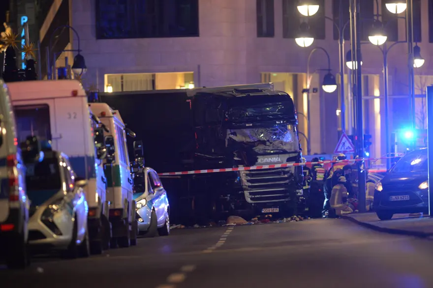 SON DAKİKA... Almanya'nın başkenti Berlin'de Noel pazarına TIR girdi 