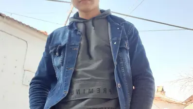 Kozalak toplamak için ağaca çıkan genç akıma kapılıp öldü