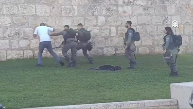 İsrail polisi Mescid-i Aksa girişinde bir Filistinliye copla saldırdı