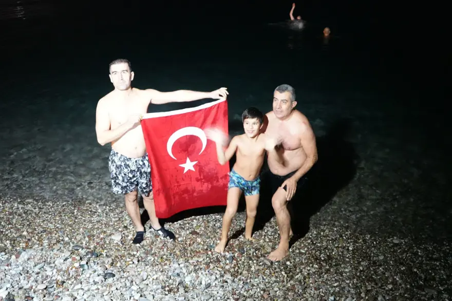 Yeni yıla denizde girdiler: 20 yıldır devam eden gelenek bozulmadı 7