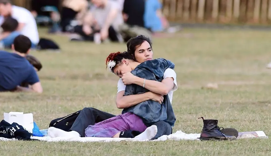 FKA Twigs ve sevgilisinin park keyfi 4