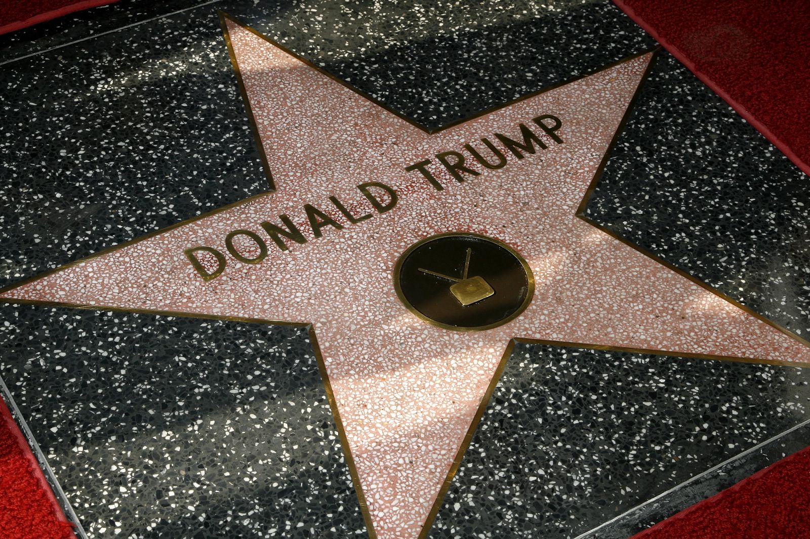 Donald Trump’ın Şöhretler Kaldırımı’ndaki yıldızının kaldırılması istendi