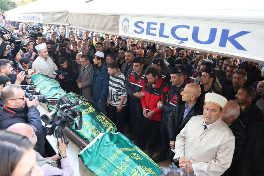 EN ACI VEDA: TABUTLARI YAN YANA KONULDU 9